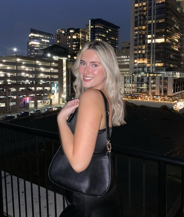 Influencerin löst virale Diskussion aus: Behauptet, sie sei „zu hübsch“ zum Arbeiten - BuzzDay